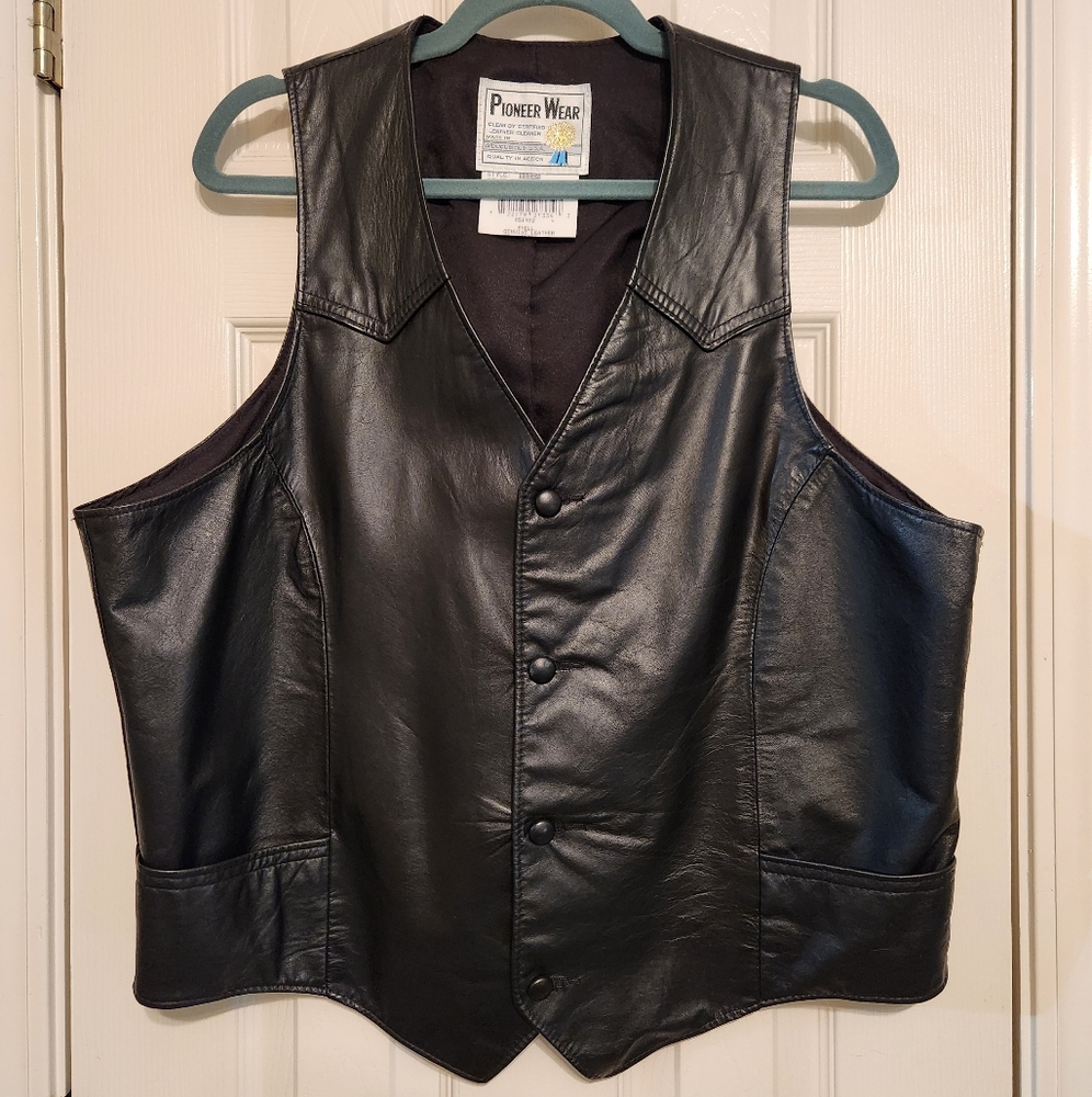 ⚫️Vintage Pioneer Wear Black Leather Vest Made In USA Size 44L